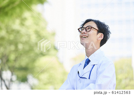 白衣を着た若い男性 白衣を着た若い男性 61412563