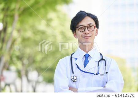 白衣を着た若い男性 61412570