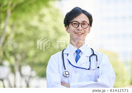 白衣を着た若い男性 白衣を着た若い男性 61412571