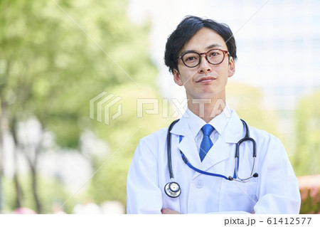 白衣を着た若い男性 白衣を着た若い男性 61412577
