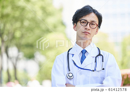 白衣を着た若い男性 白衣を着た若い男性 61412578
