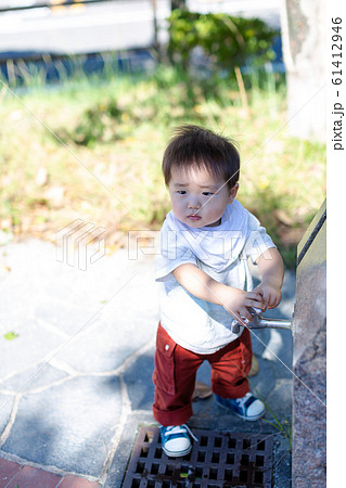 公園で遊ぶ乳幼児 公園で遊ぶ乳幼児 61412946