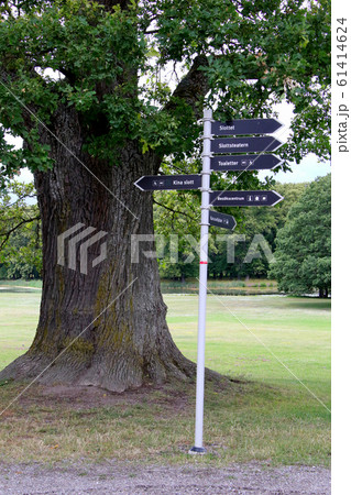 世界文化遺産　スウェーデン　ドロットニングホルム宮殿　広々としたバロック様式庭園の行先表示板 61414624