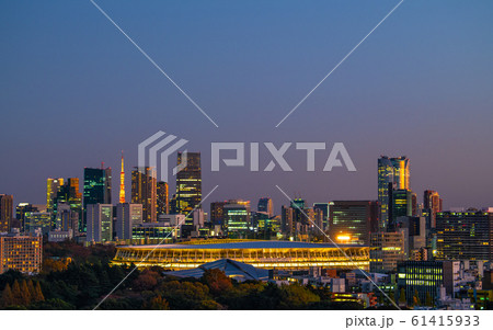 日本の東京都市景観　11月30日に完成した新生・国立競技場に照明が灯った＝2019年11月30日撮影 61415933
