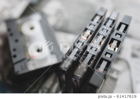 並べたカセットテープ 61417619