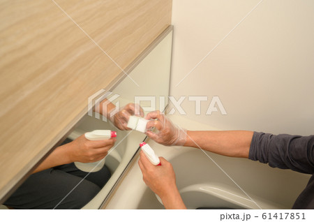 お風呂掃除男性顔無し 61417851