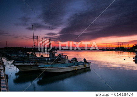 七ヶ浜町 花渕浜漁港の朝焼け 七ヶ浜町 花渕浜漁港の朝焼け 61418474