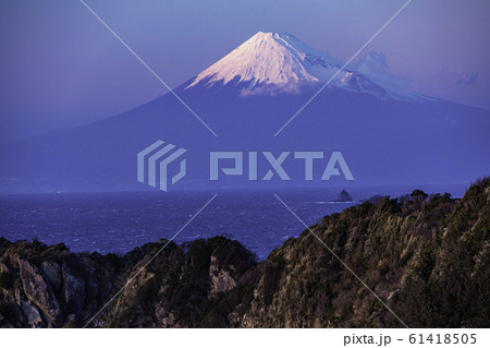 （静岡県）雲見の断崖と海越しの富士山 61418505