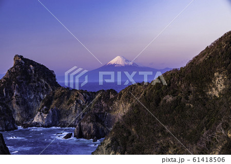 （静岡県）雲見の断崖と海越しの富士山 61418506