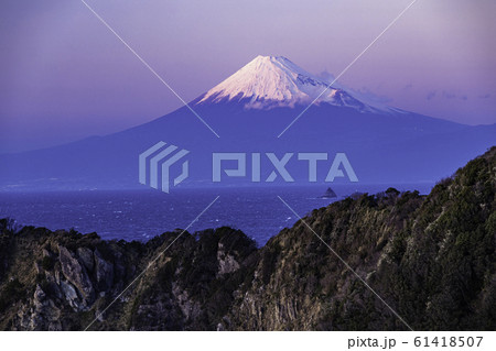 （静岡県）雲見の断崖と海越しの富士山 61418507