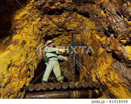 尾去沢鉱山　ブレーカー作業の人形 61418549