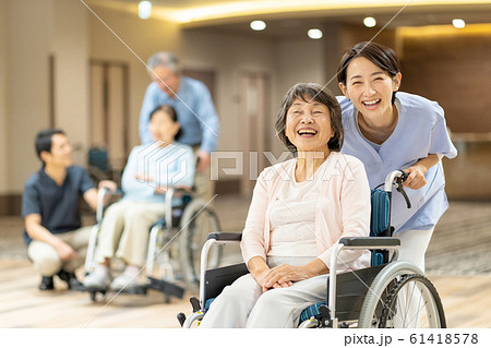 介護施設 老人ホーム シニア 介護士 医療イメージ 61418578