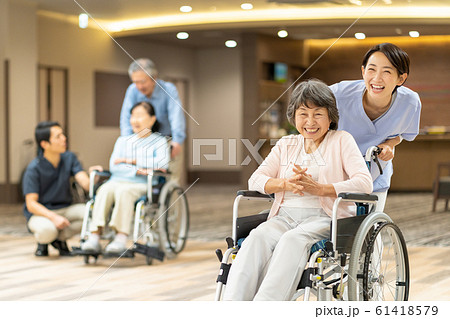 介護施設 老人ホーム シニア 介護士 医療イメージ 61418579