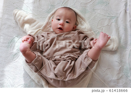 足を持つ赤ちゃんの写真素材