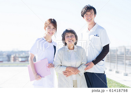 シニアの女性と看護師 シニアの女性と看護師 61418798