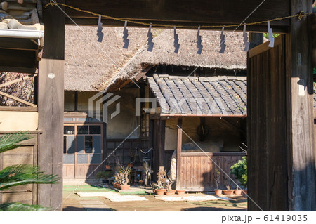 茅葺屋根と門 茅葺屋根と門 61419035