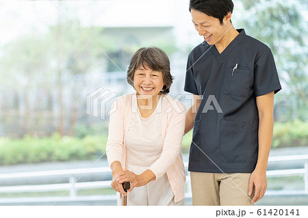 介護 介護施設 シニア 介護士 医者 医療 イメージ 61420141