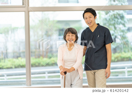 介護 介護施設 シニア 介護士 医者 医療 イメージ 61420142
