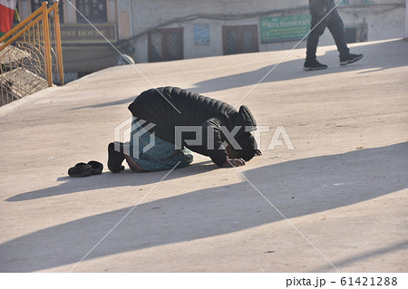 ネパールのカトマンドゥ 世界遺産のボダナート寺院 五体投地のお祈りをするチベット仏教徒の写真素材