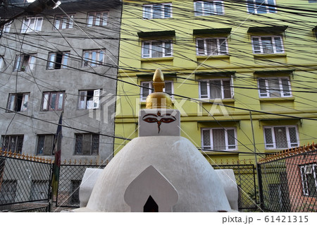 ネパールのカトマンドゥ中心部の街並み 住居と顔が描かれた仏塔 ネパールのカトマンドゥ中心部の街並み 住居と顔が描かれた仏塔 61421315