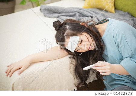 女性 風邪 熱 インフルエンザ 体調不良 体温計 女性 風邪 熱 インフルエンザ 体調不良 体温計 61422378