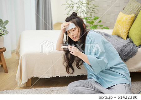 女性 風邪 熱 インフルエンザ 体調不良 体温計 女性 風邪 熱 インフルエンザ 体調不良 体温計 61422380