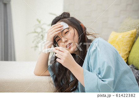 女性　風邪　熱　インフルエンザ　体調不良　体温計 61422382