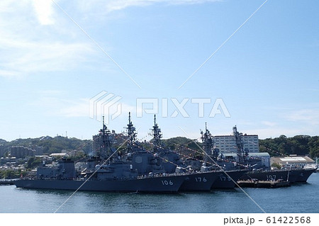 観艦式準備のため横須賀基地に停泊する護衛艦 観艦式準備のため横須賀基地に停泊する護衛艦 61422568