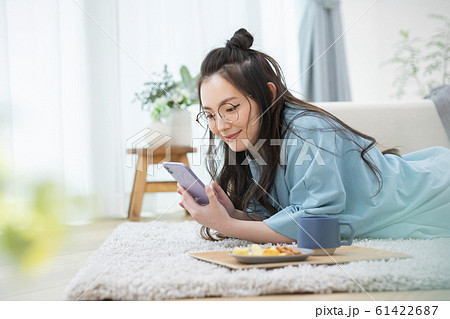 女性 スマートフォン 女性 スマートフォン 61422687