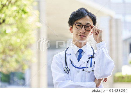 白衣を着た若い男性 白衣を着た若い男性 61423294