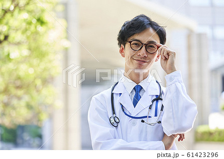 白衣を着た若い男性 白衣を着た若い男性 61423296