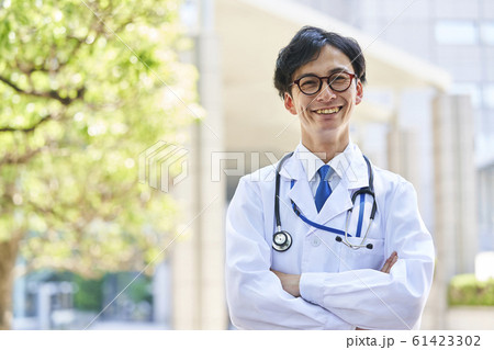 白衣を着た若い男性 白衣を着た若い男性 61423302