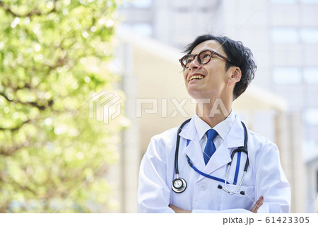 白衣を着た若い男性 白衣を着た若い男性 61423305