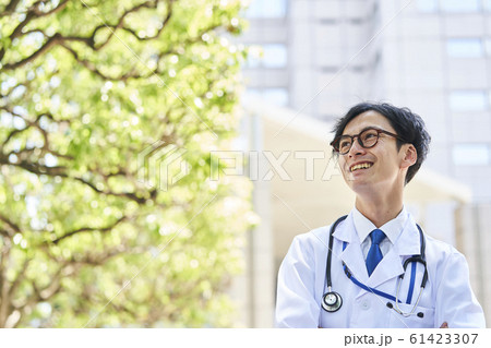白衣を着た若い男性 61423307
