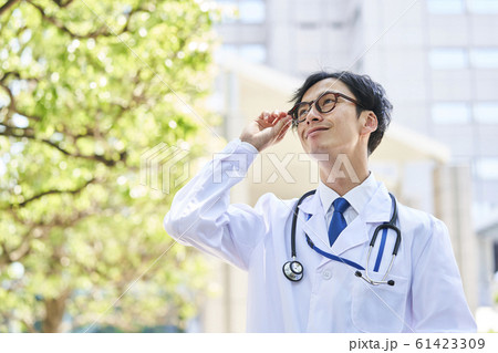 白衣を着た若い男性 白衣を着た若い男性 61423309