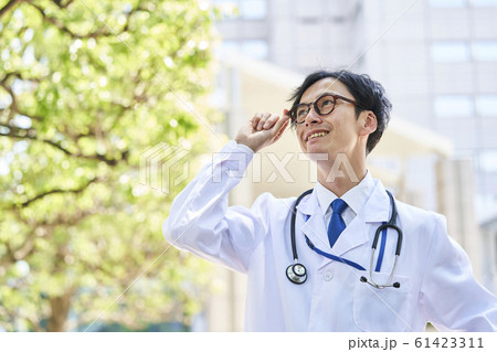白衣を着た若い男性 白衣を着た若い男性 61423311