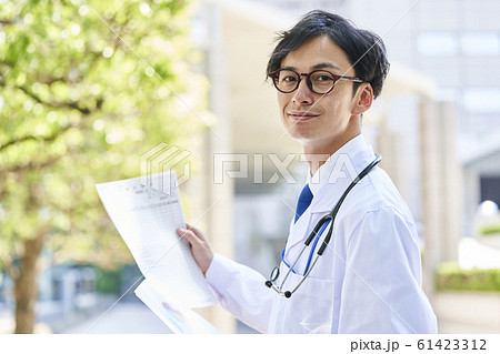 白衣を着た若い男性 白衣を着た若い男性 61423312