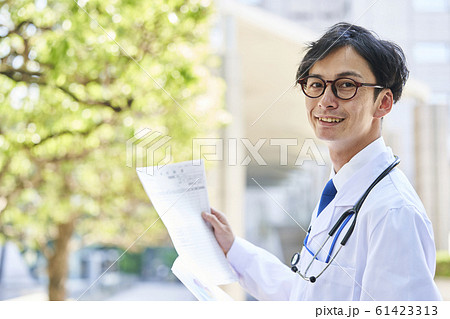 白衣を着た若い男性 白衣を着た若い男性 61423313
