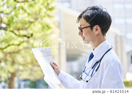 白衣を着た若い男性 白衣を着た若い男性 61423314