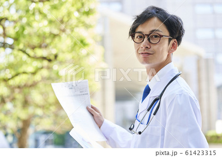 白衣を着た若い男性 白衣を着た若い男性 61423315