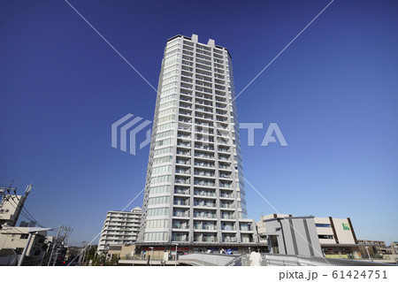 日本の横浜都市景観 長津田駅前のタワーマンションなどを望む 61424751
