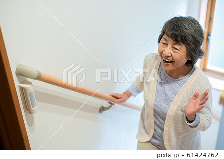 階段を下るシニア女性　高齢者　老人 61424762