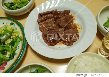 薄切り牛肉のニンニク醤油焼き 薄切り牛肉のニンニク醤油焼き 61424808