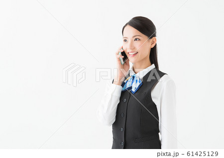 スマホを持つ女性 (白背景) スマホを持つ女性 (白背景) 61425129