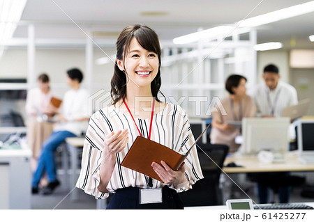 ビジネス ビジネスマン エンジニア プログラマー オフィス ビジネス ビジネスマン エンジニア プログラマー オフィス 61425277