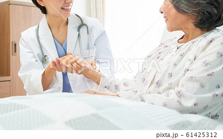 病室 診察 女医 医療イメージ 61425312
