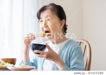 シニア女性　食事シーン 61425380