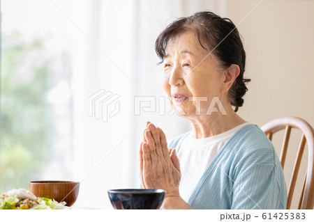 シニアシニア女性　食事シーン　頂きます 61425383