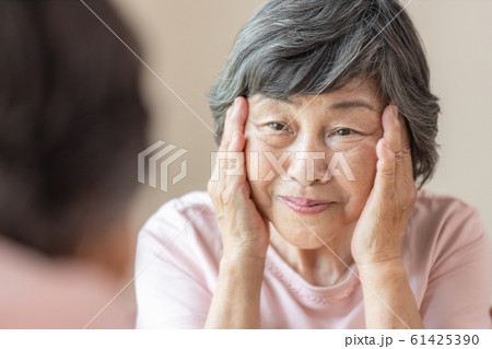 シニア女性　メイクシーン 61425390