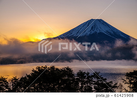 本栖湖　富士山　夜明け 61425908